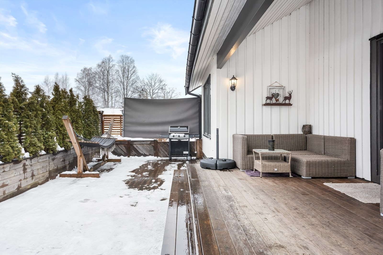 Terrassen er fundamentert på betong med konstruksjoner i treverk. Galleribilde