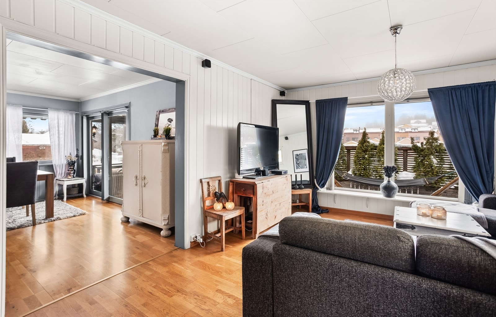 Fra stuen er det åpen passasje tilbake til spisestuen. Galleribilde