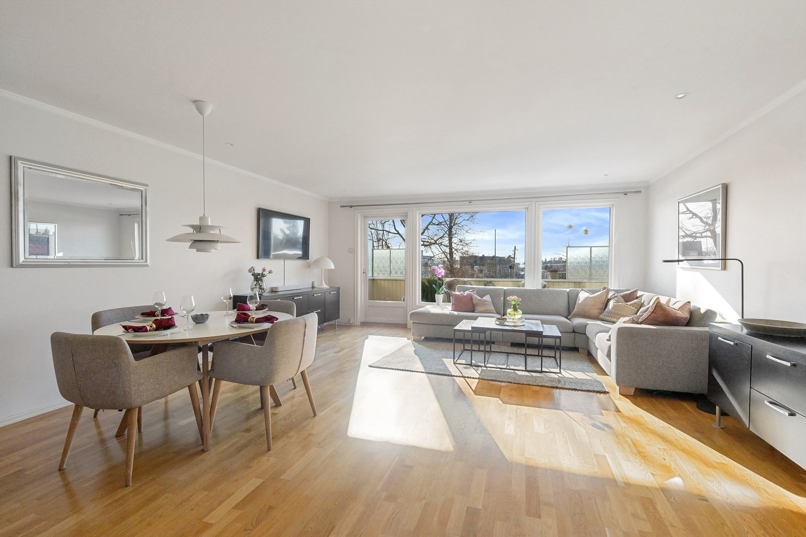 Lys og romslig stue Galleribilde