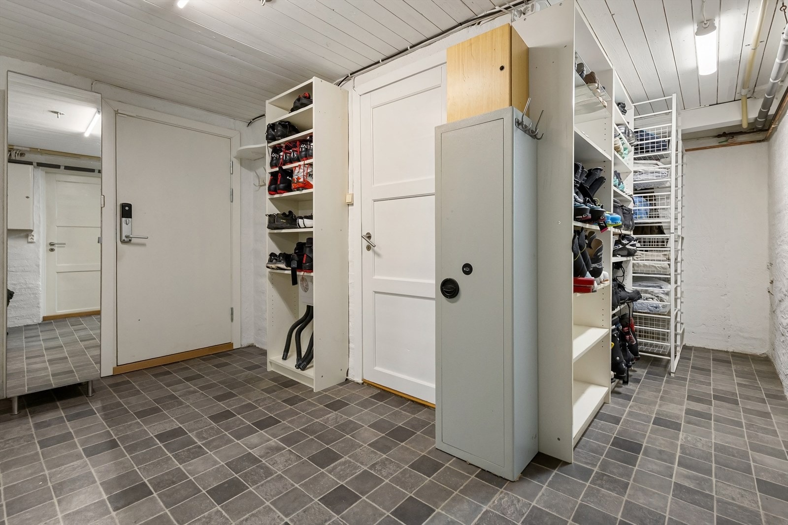 Mye oppbevaringsplass i u.etg. Galleribilde