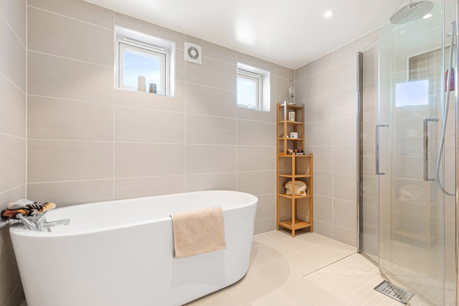 Plass til både badekar og stor dusj Galleribilde