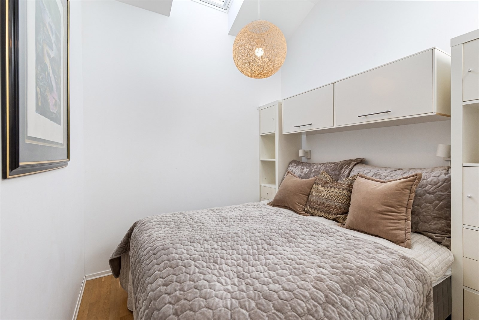 Soverom 2 med takvindu(rømningsvei i tilstøtende rom) Galleribilde