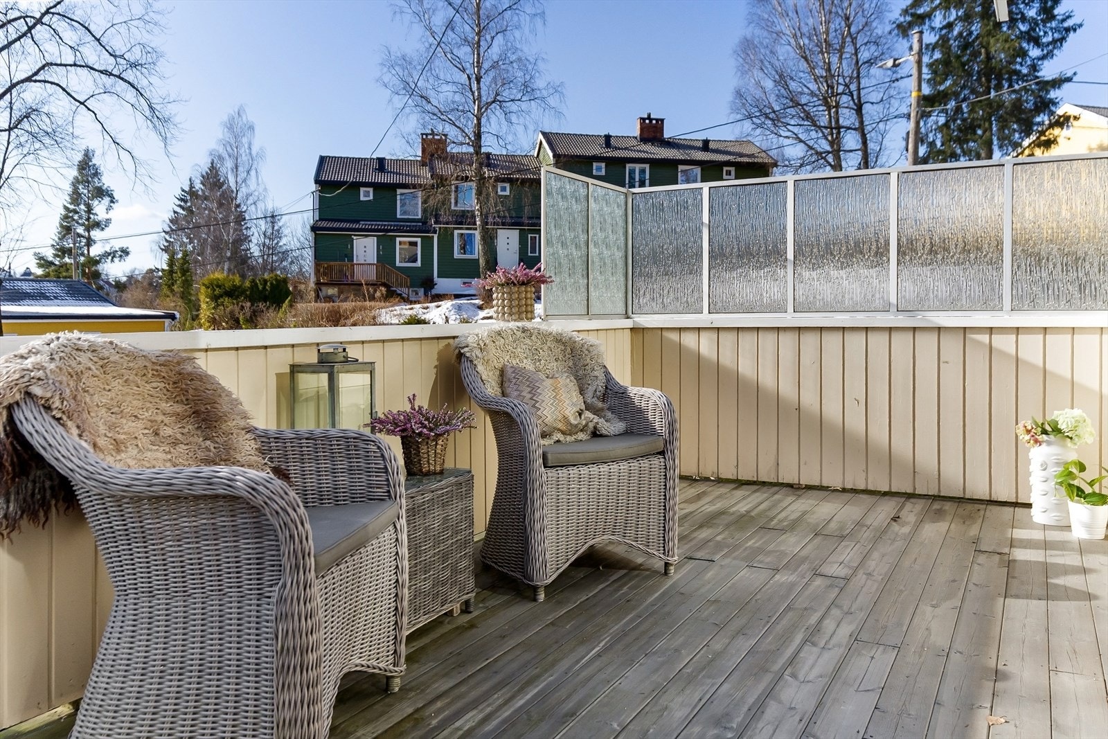 Sydvendt terrasse rett ut fra stuen Galleribilde