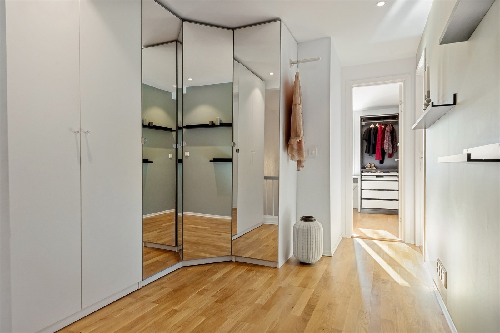 Gang 2.etg. med mye garderobeplass Galleribilde