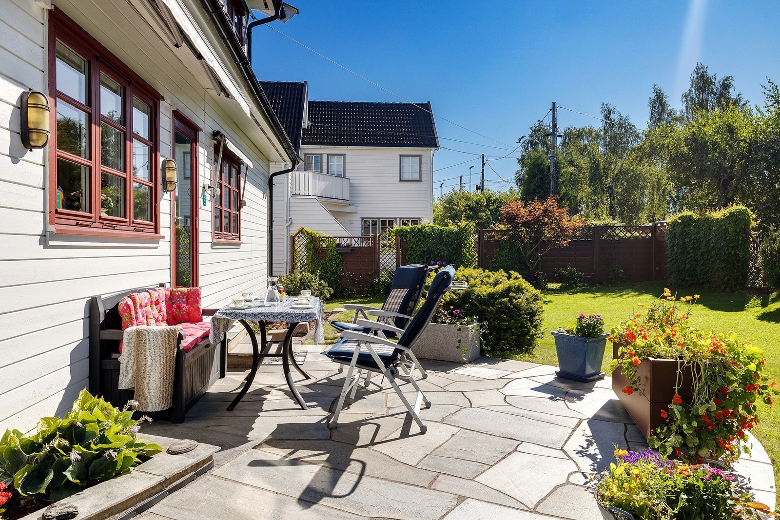 Skiferplatting på ca.52 kvm med svært gode solforhold. Galleribilde