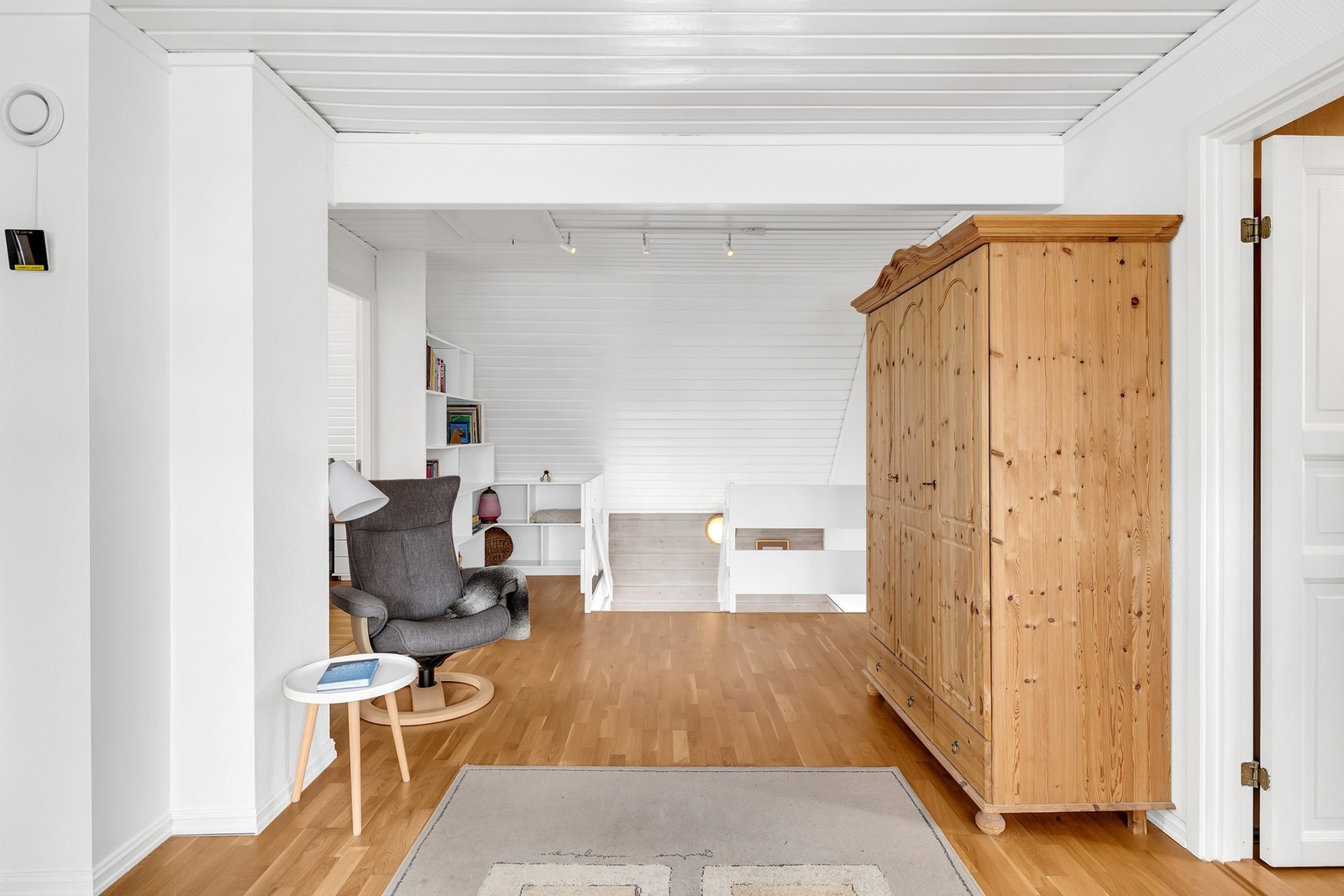 Luftig oppholdsrom i 2. etasje. Galleribilde