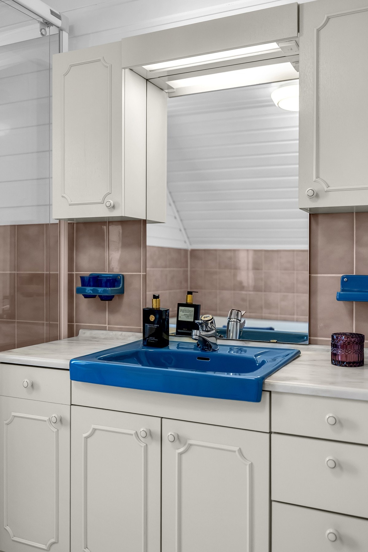 Praktisk innredning med servantseksjon. Galleribilde