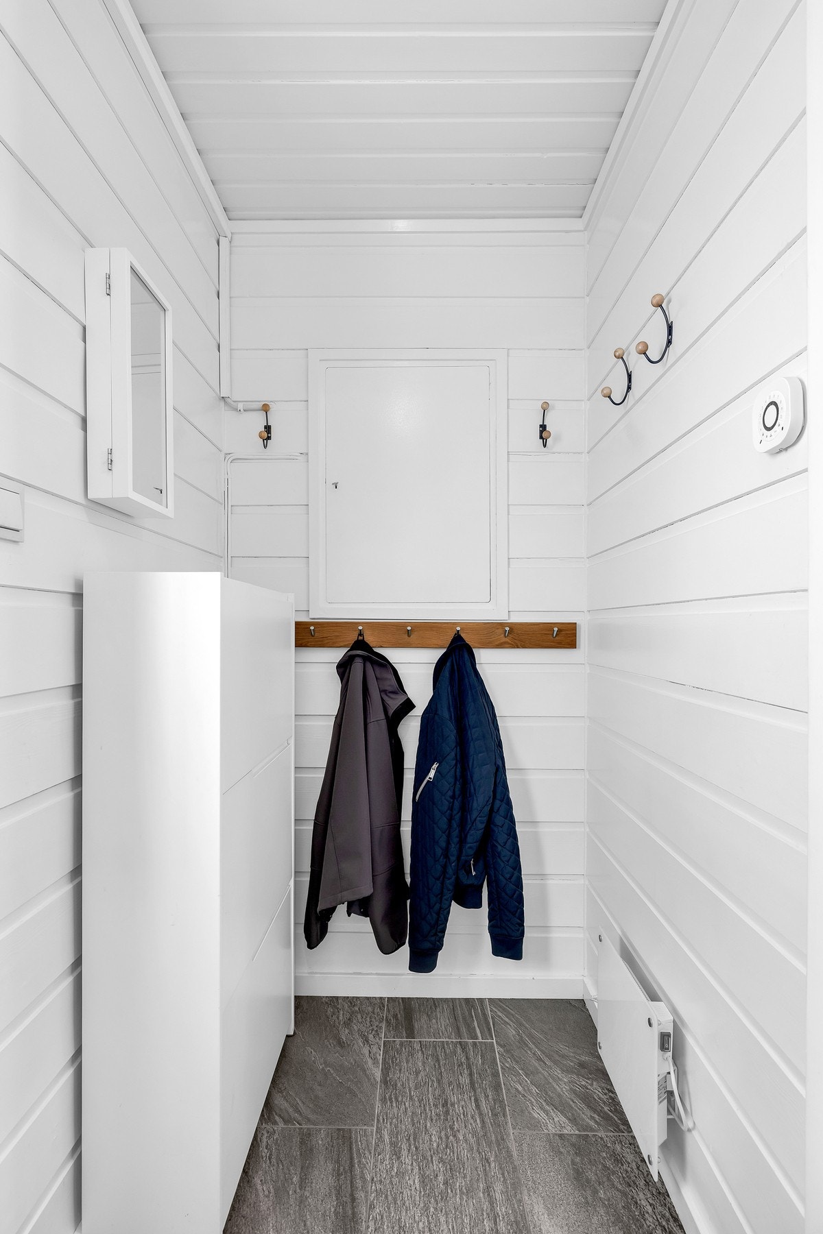 Lys og innbydende entré med god plass til oppheng av yttertøy. Galleribilde