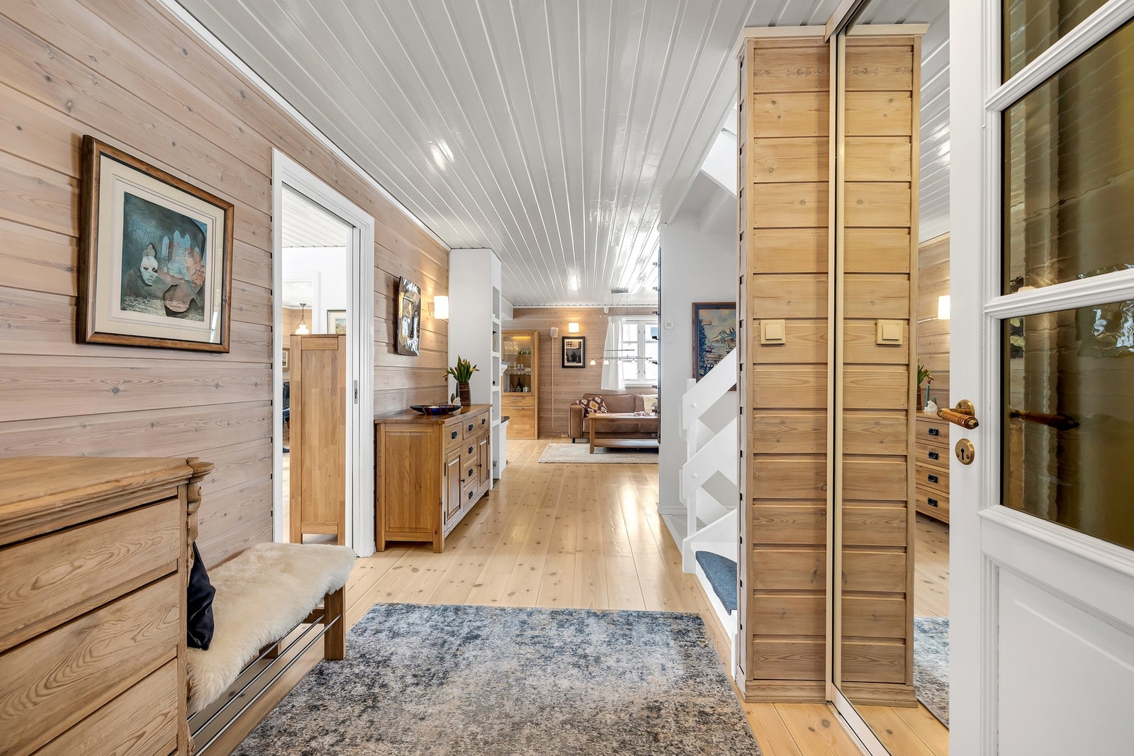 Lys og åpen gang som møter deg når du kommer inn i boligen. Galleribilde