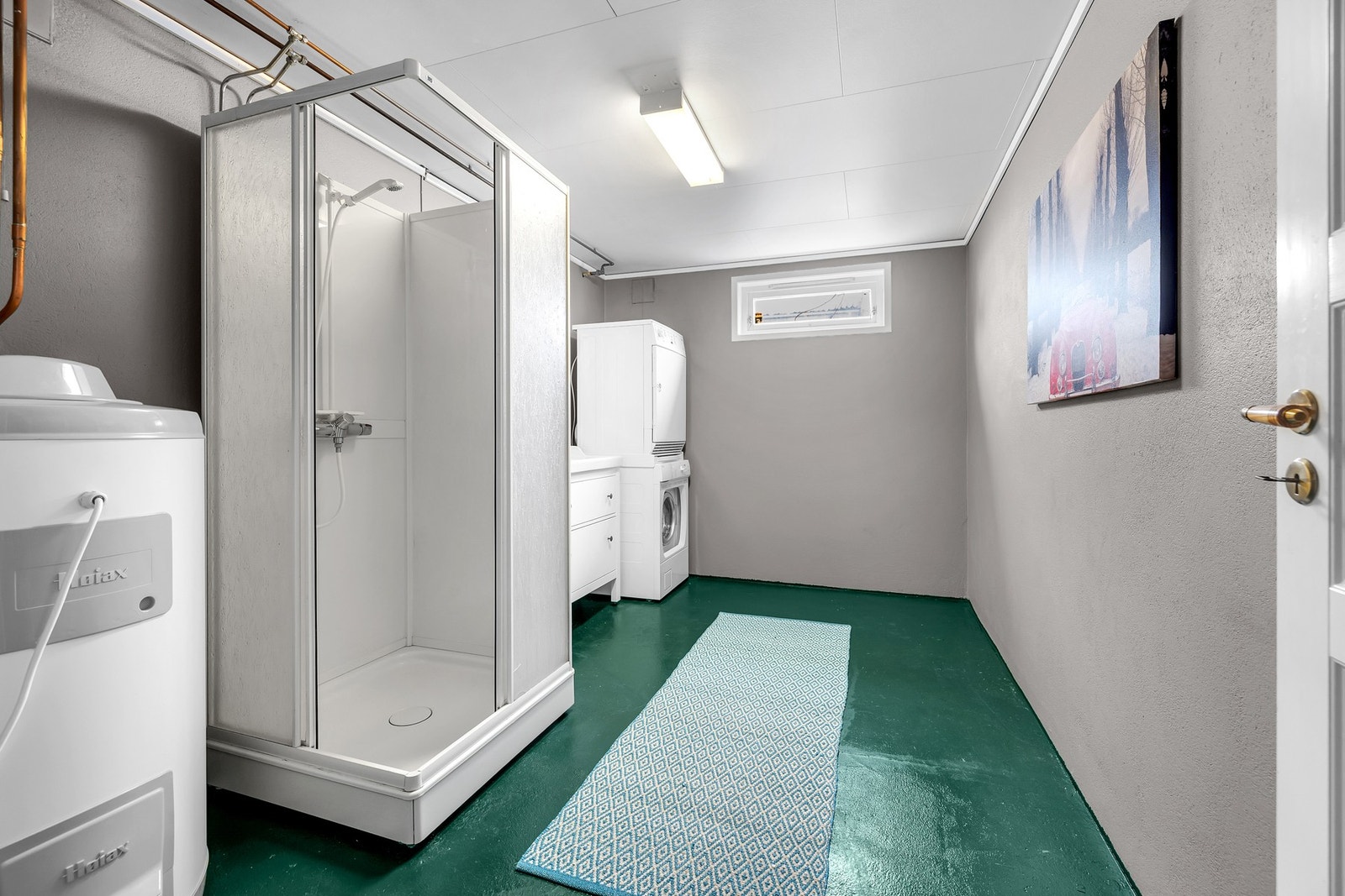 Bad/vaskerom med dusjløsning i underetasjen. Galleribilde