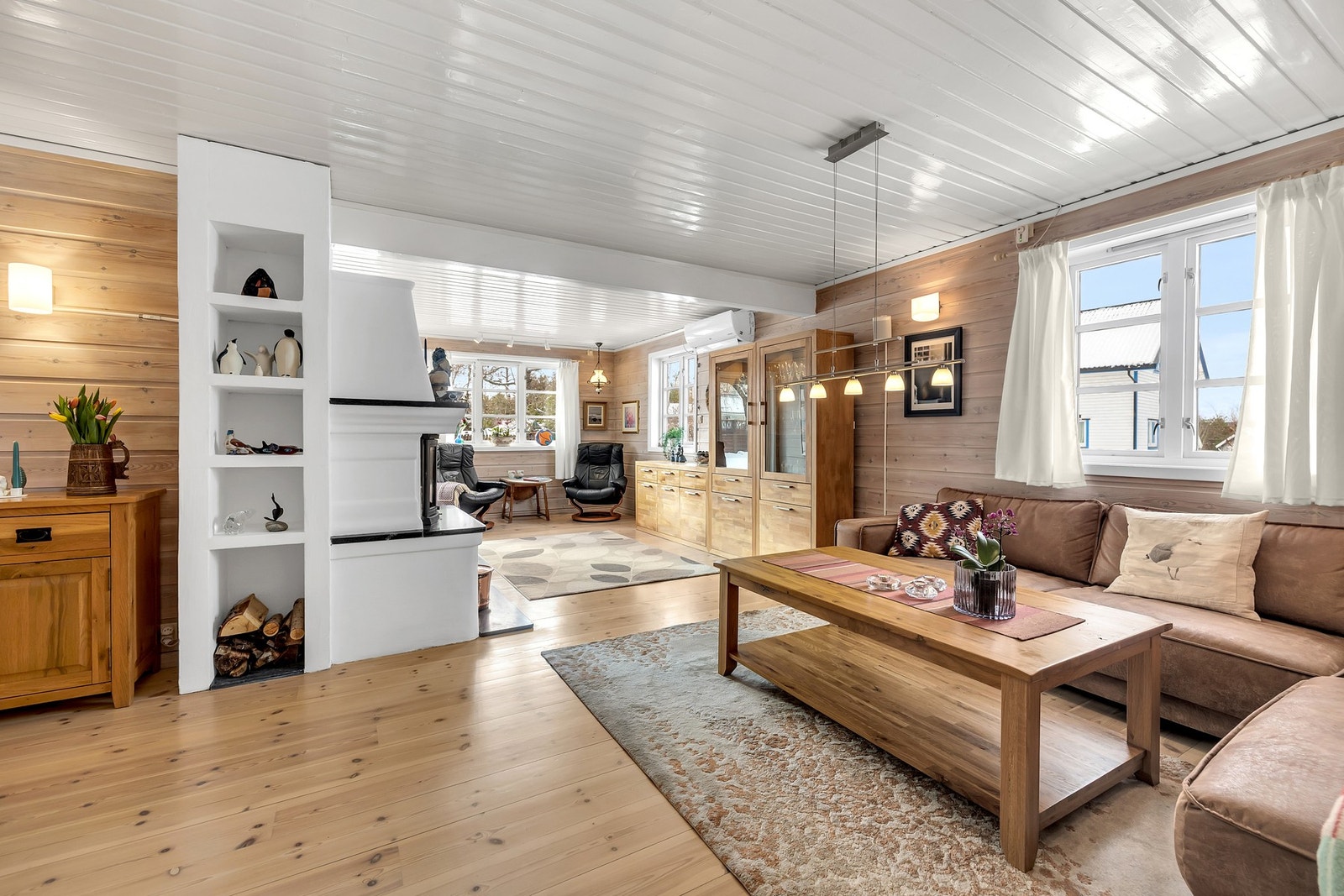 Stuen byr på gode oppholdssoner og fleksible løsninger for både sofagruppe og lesehjørne. Galleribilde