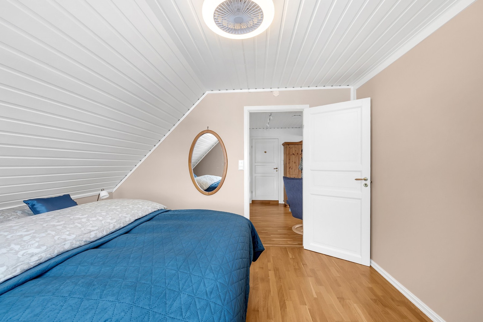 Rommet har god lysinnslipp og gode møbleringsmuligheter. Galleribilde