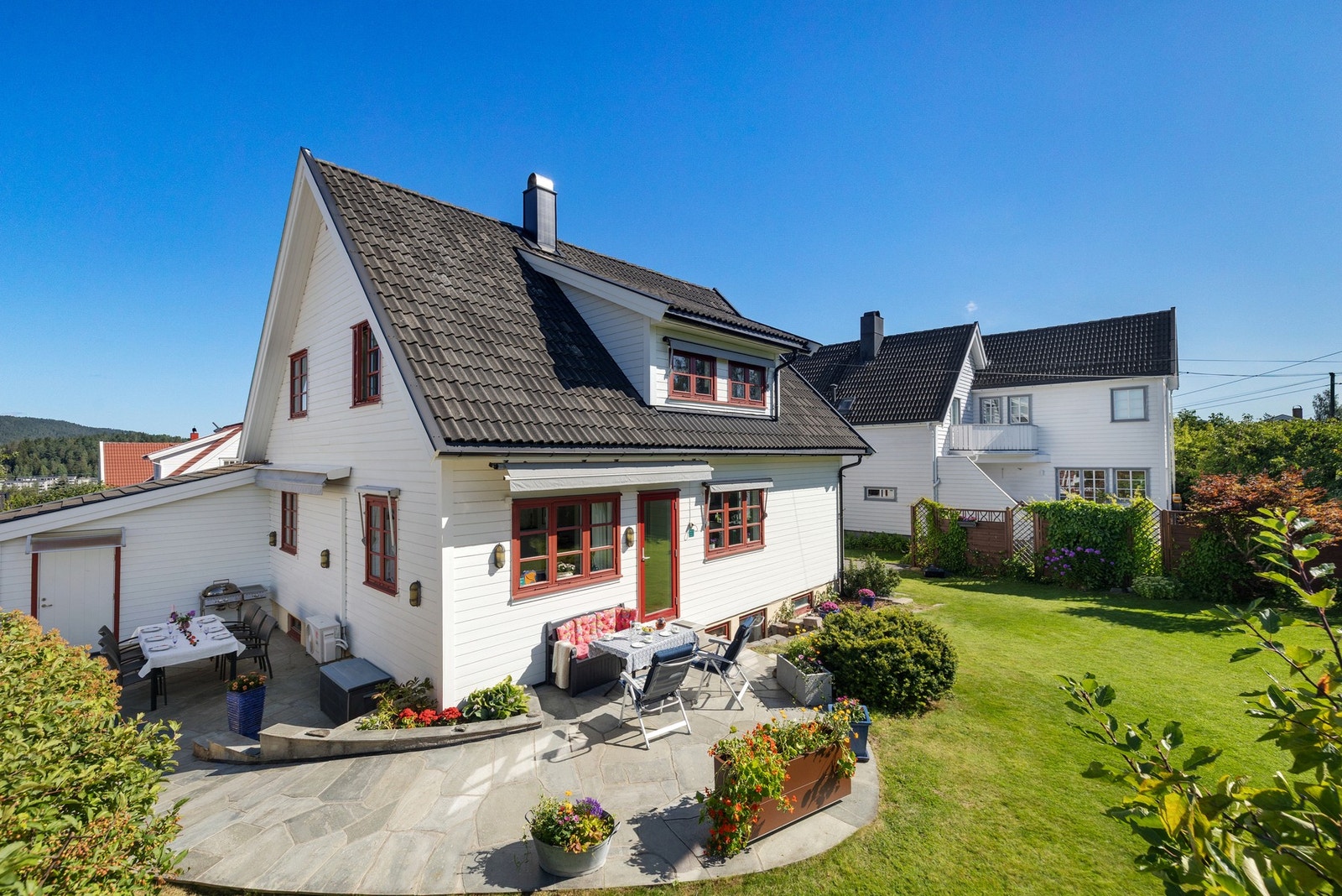 Klassisk enebolig med pene uteområder rundt boligen. Salget ble forberedt i sommer derav fine og grønne utebilder. Galleribilde