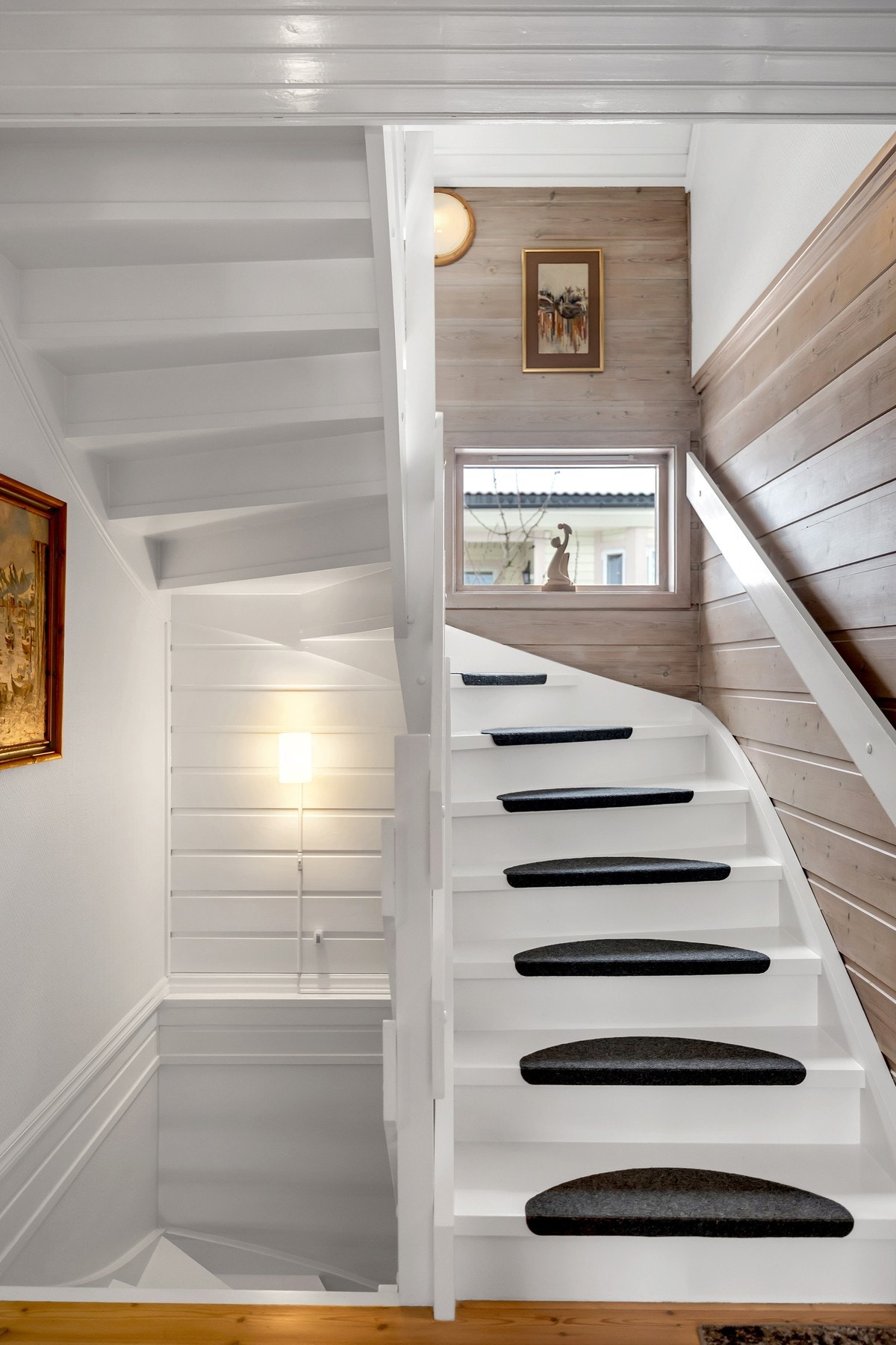 Trappen leder deg videre opp til boligens andre etasje. Galleribilde
