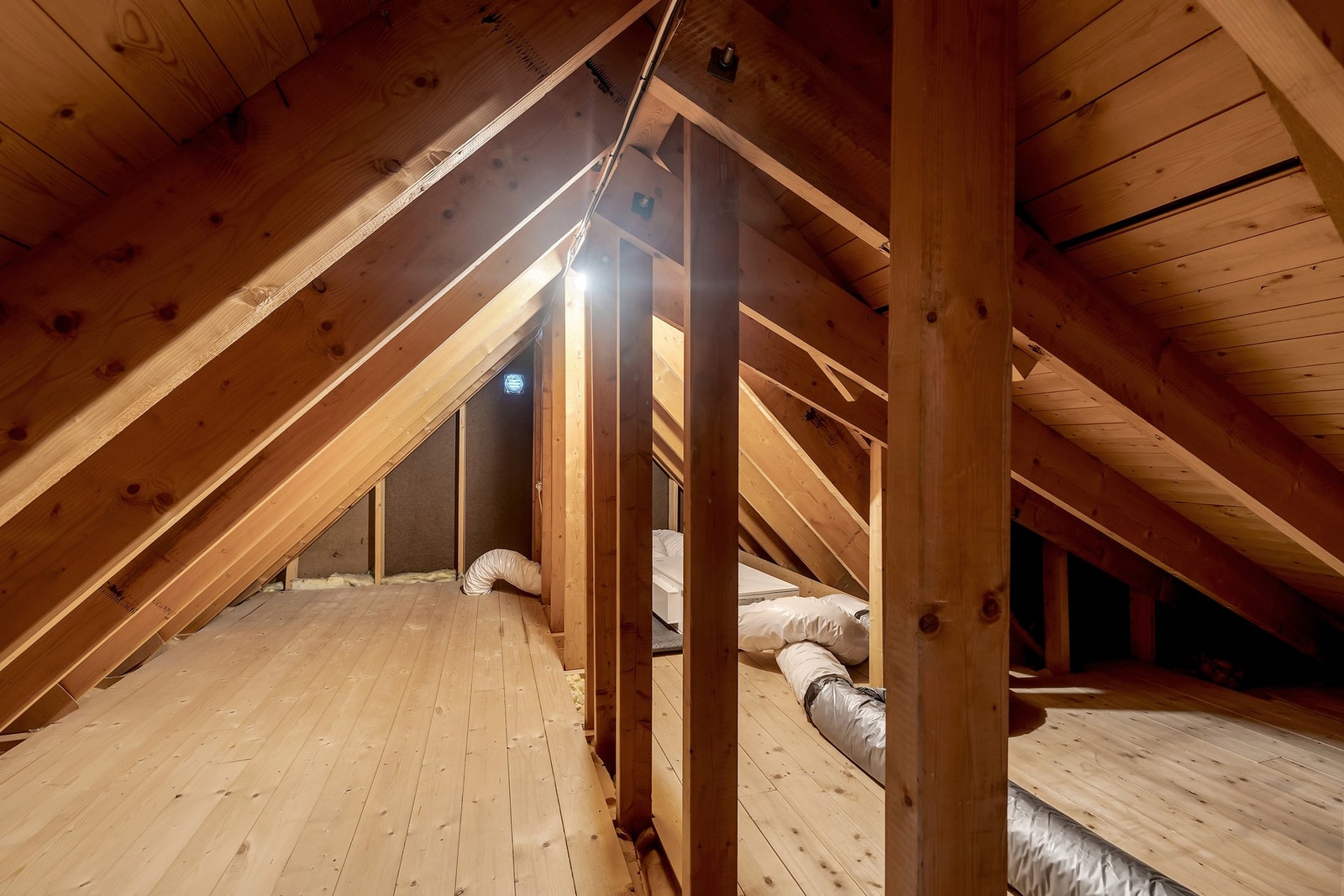 Loftsbod med gode muligheter for oppbevaring. Galleribilde