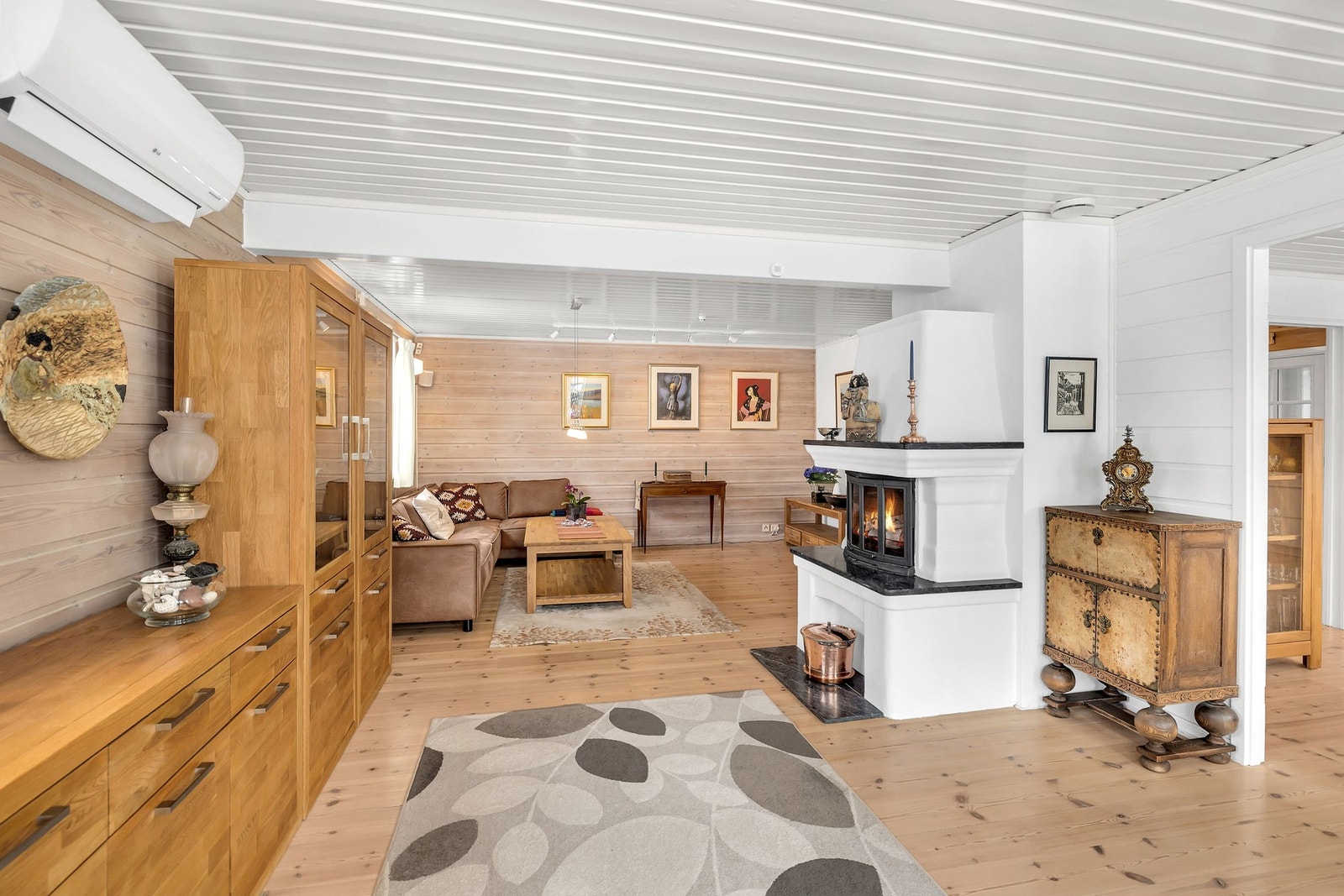 Store oppholdsrom med god flyt mellom kjøkken, spisestue og stue Galleribilde