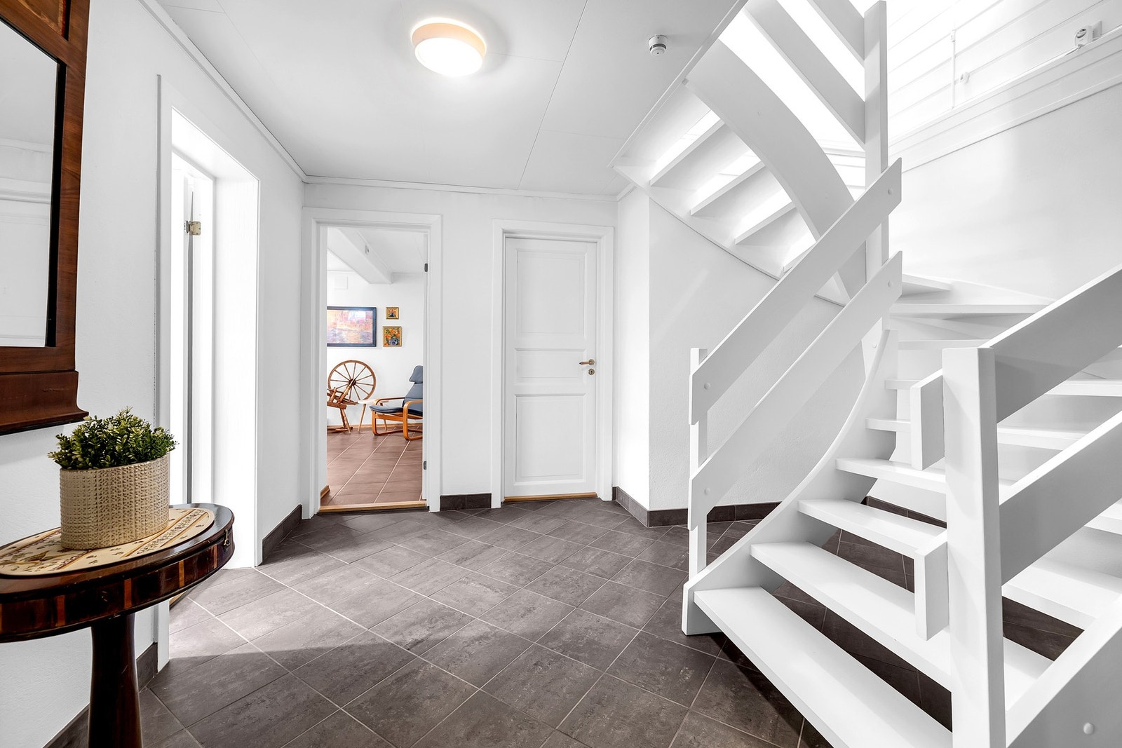 Gang i underetasjen med adkomst til flere av rommene. Galleribilde