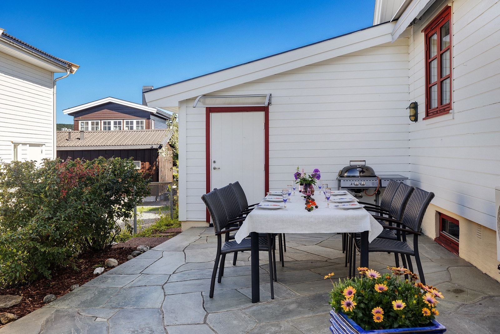 Terrassen gir god plass til både spisebord, loungemøbler og hyggelige sittegrupper. Galleribilde