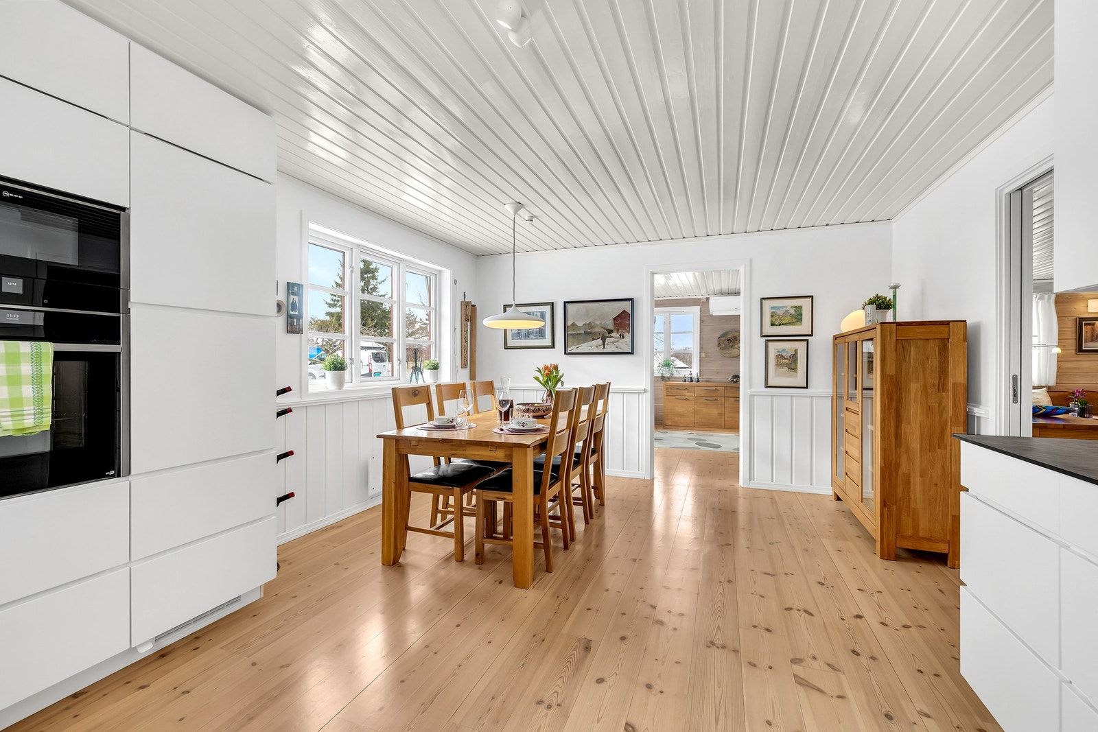 Hyggelig spiseplass på kjøkkenet, naturlig adskilt fra stuen. Galleribilde