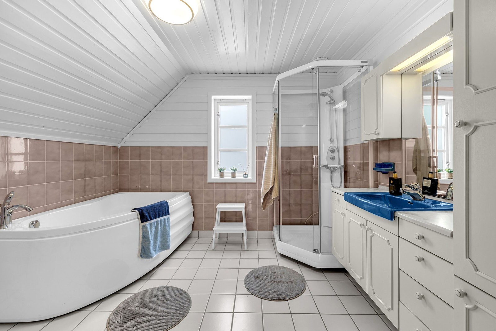 Bad 2. etasje - Romslig bad med både badekar og dusjløsning. Galleribilde