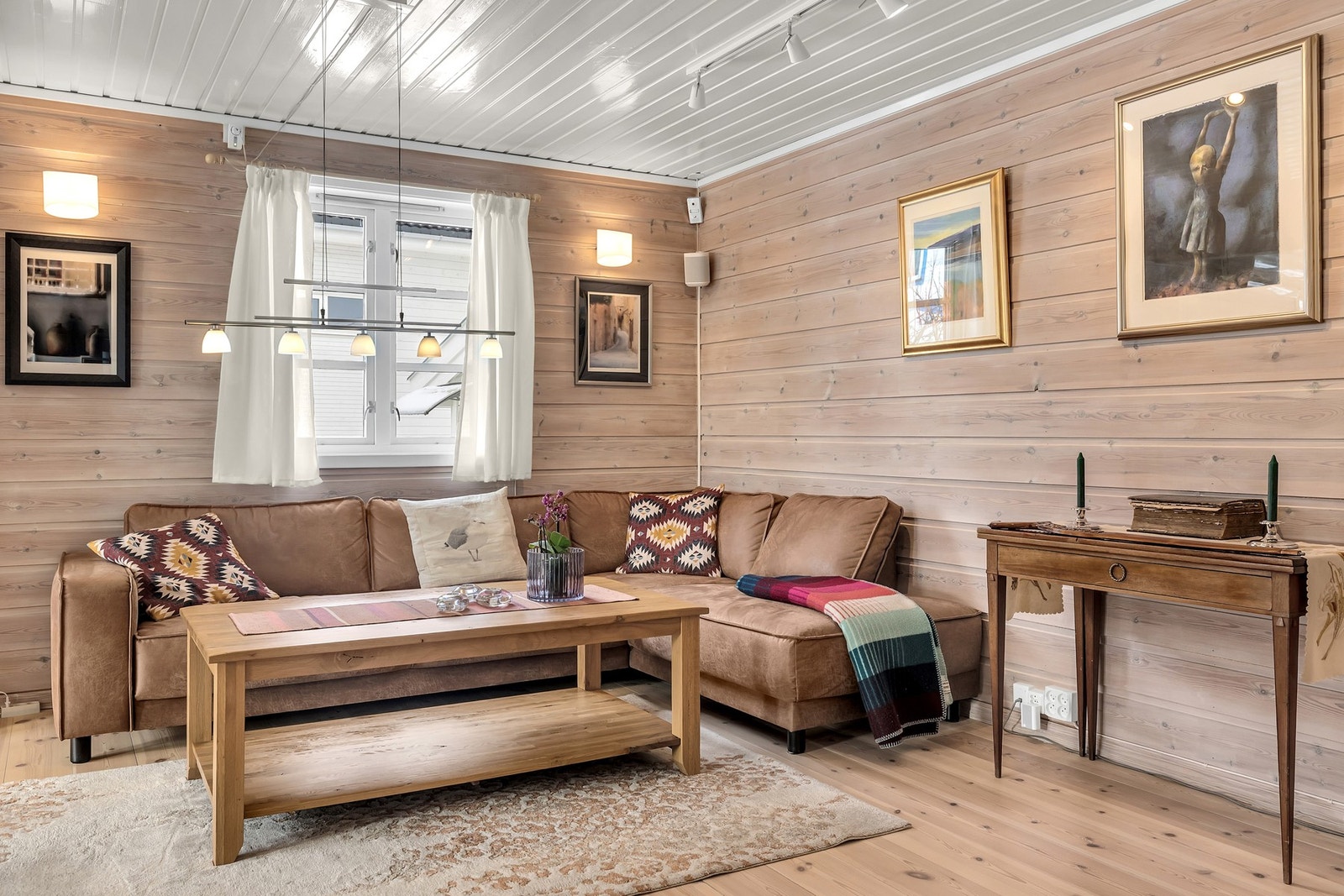 Store vinduer som slipper inn godt med naturlig lys. Galleribilde