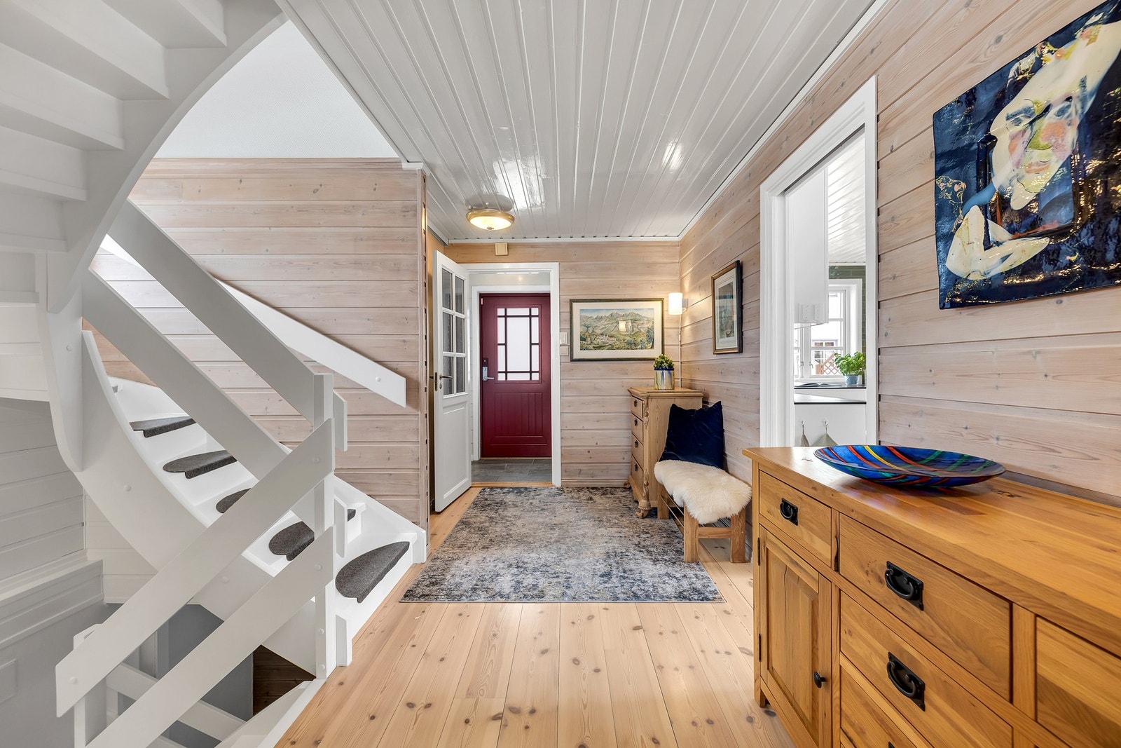 Fine overganger mellom rommene gir en god flyt gjennom boligen. Galleribilde