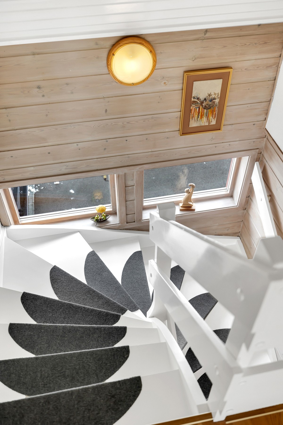 Lys trappeoppgang mellom etasjene. Galleribilde