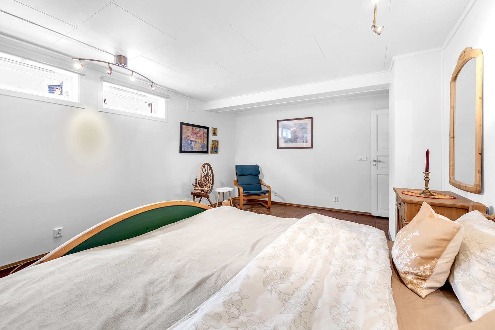 Stor kjellerstue med god plass til sofagruppe og medievegg (Rommet er ikke godkjent til varig opphold). Galleribilde