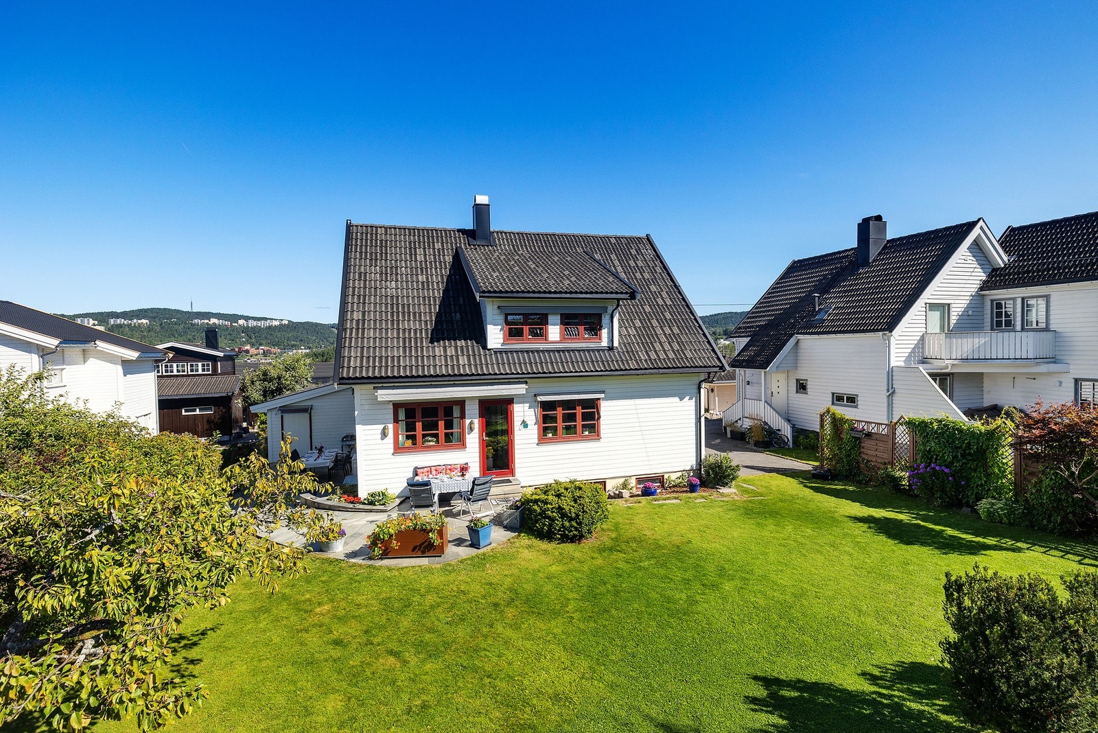 Stor og solrik hage med gode muligheter for lek og aktiviteter. Galleribilde