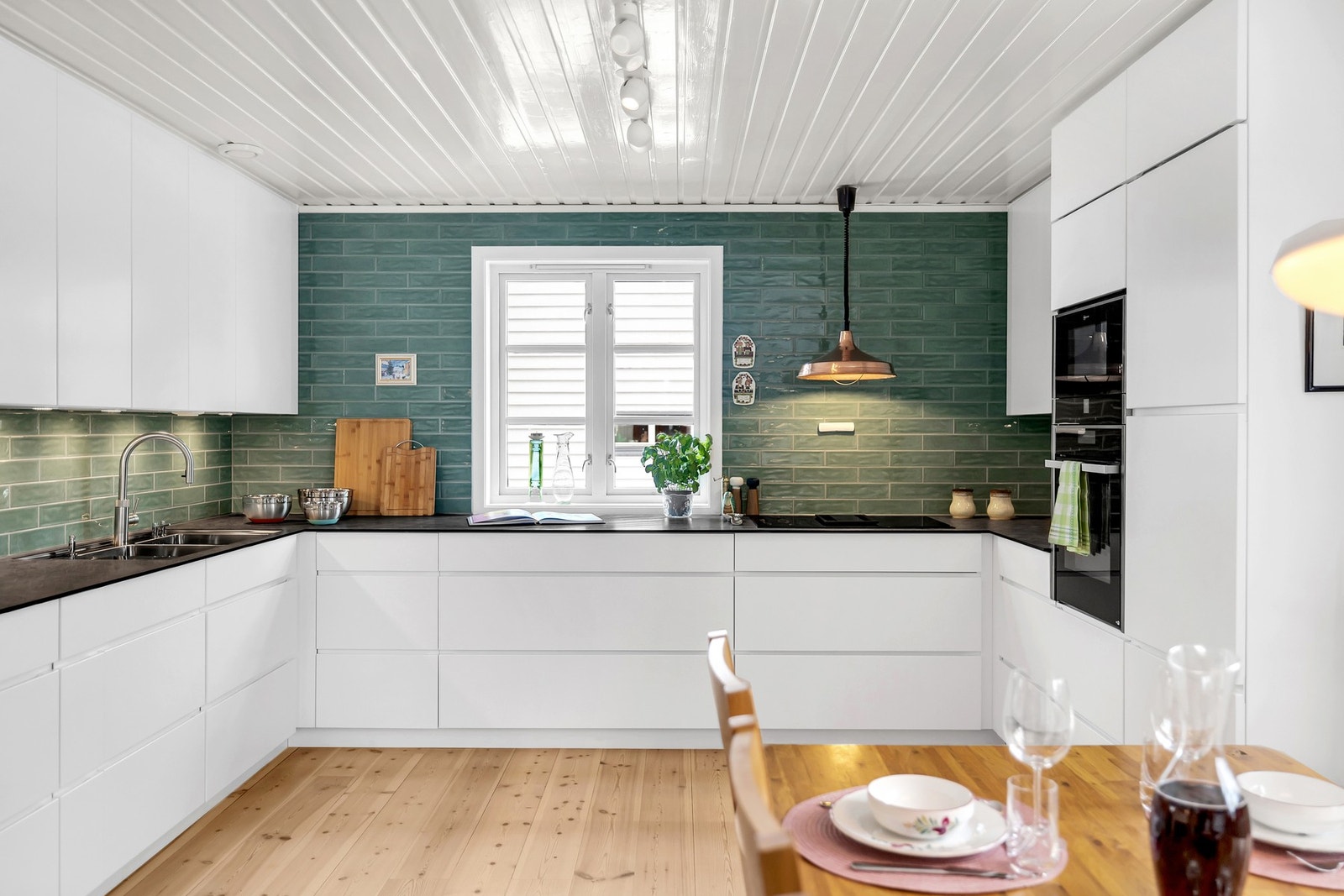 Kjøkkenet har godt med skap- og benkeplass. Galleribilde