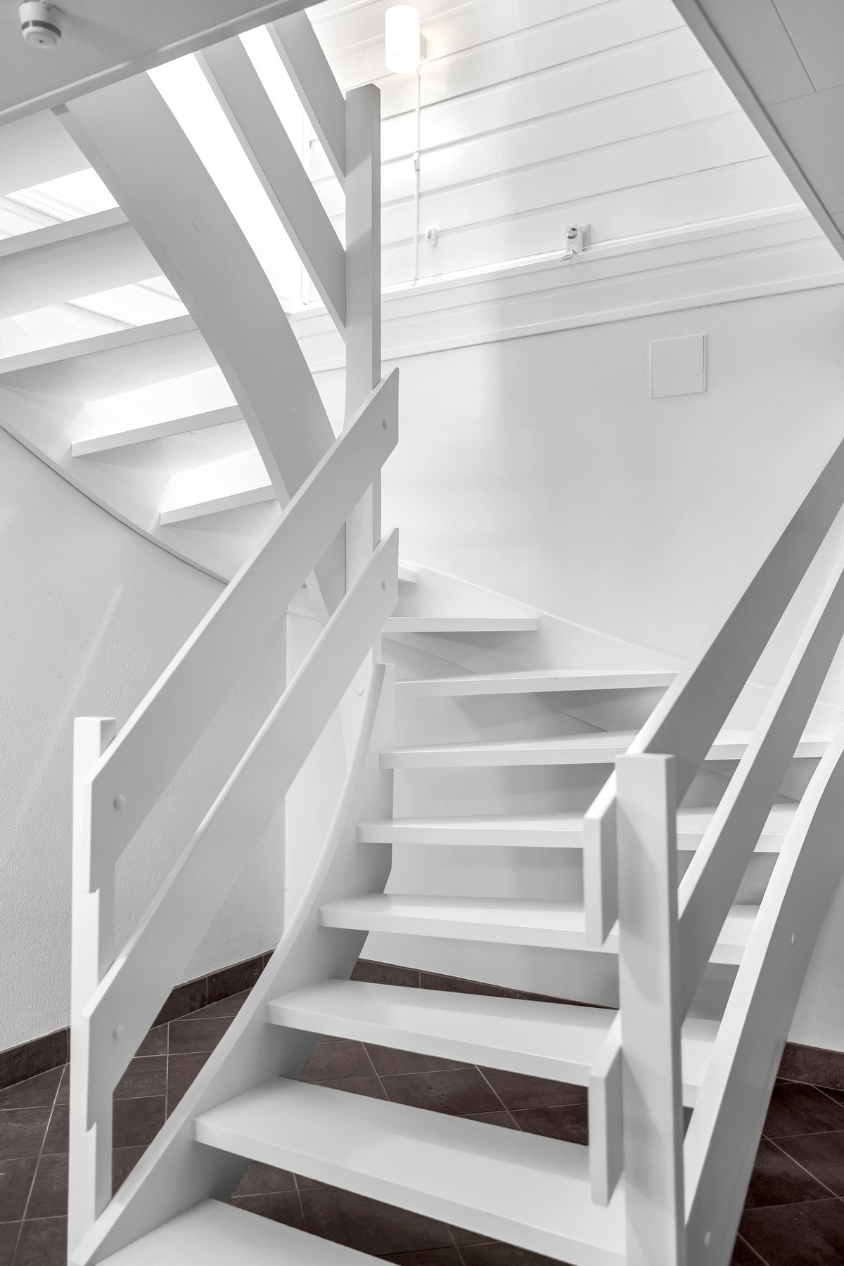 Trappeoppgang som leder ned til boligens kjelleretasje. Galleribilde