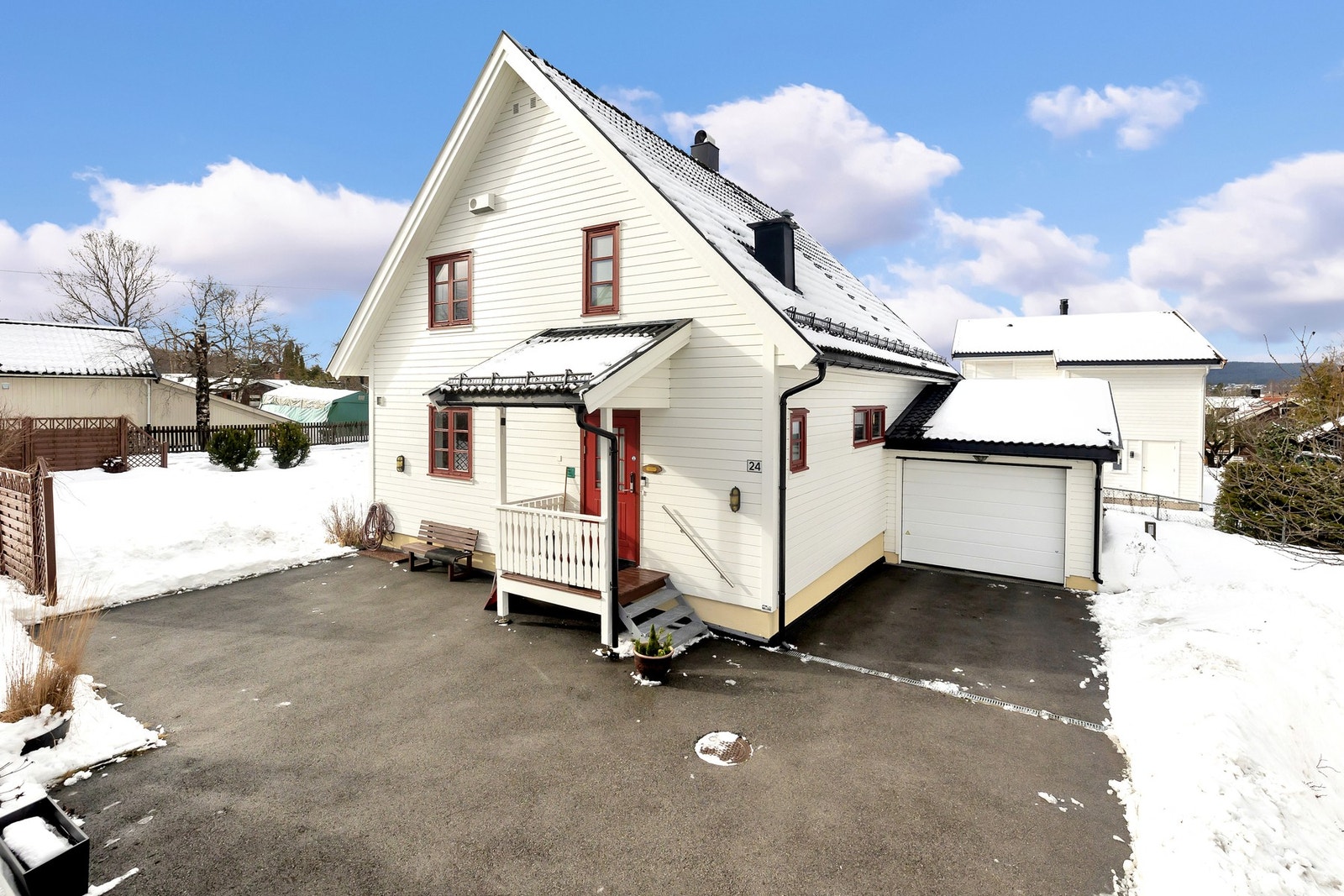 Romslig gårdsplass med god plass til flere biler. Galleribilde