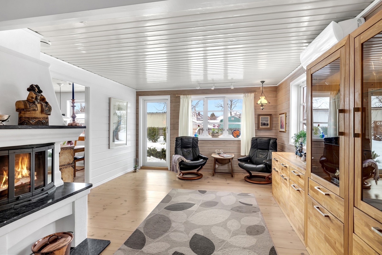 Stuen har en lun atmosfære med peis som naturlig samlingspunkt. Galleribilde