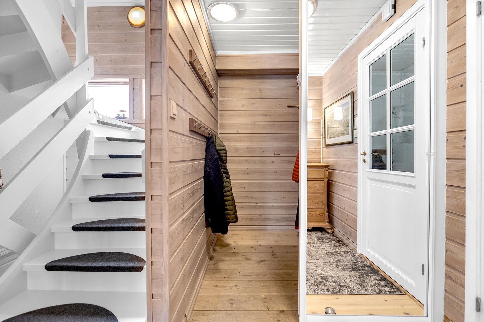 I den store garderoben er det god plass til klær og sko. Galleribilde