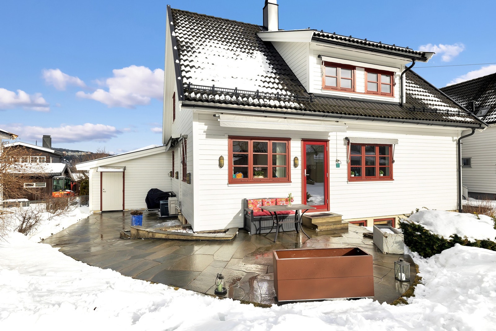 Selv på vinterstid får man et godt inntrykk av den romslige terrassen. Galleribilde