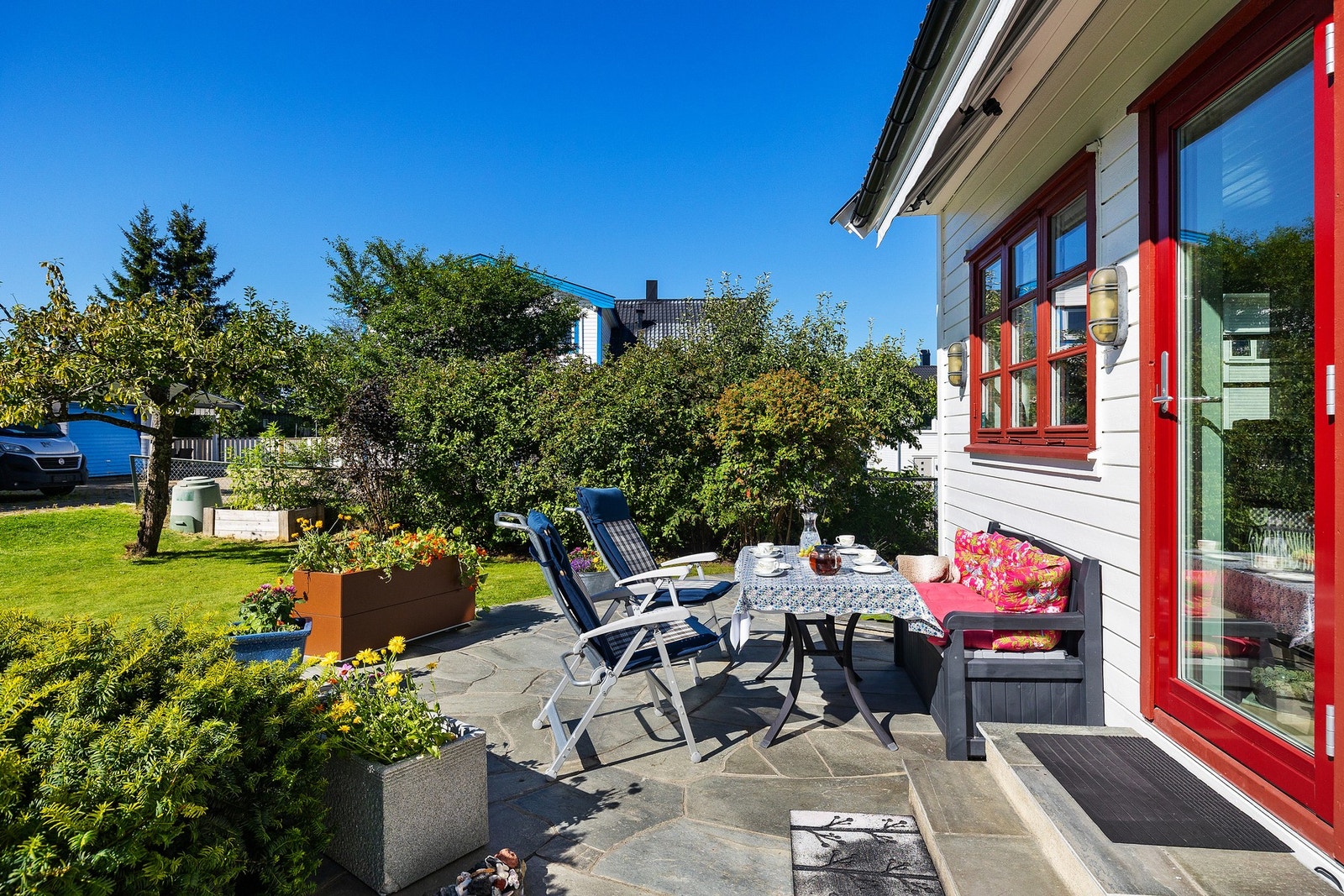 Hyggelig sittegruppe rett utenfor boligen med kort vei ut fra stuen. Galleribilde