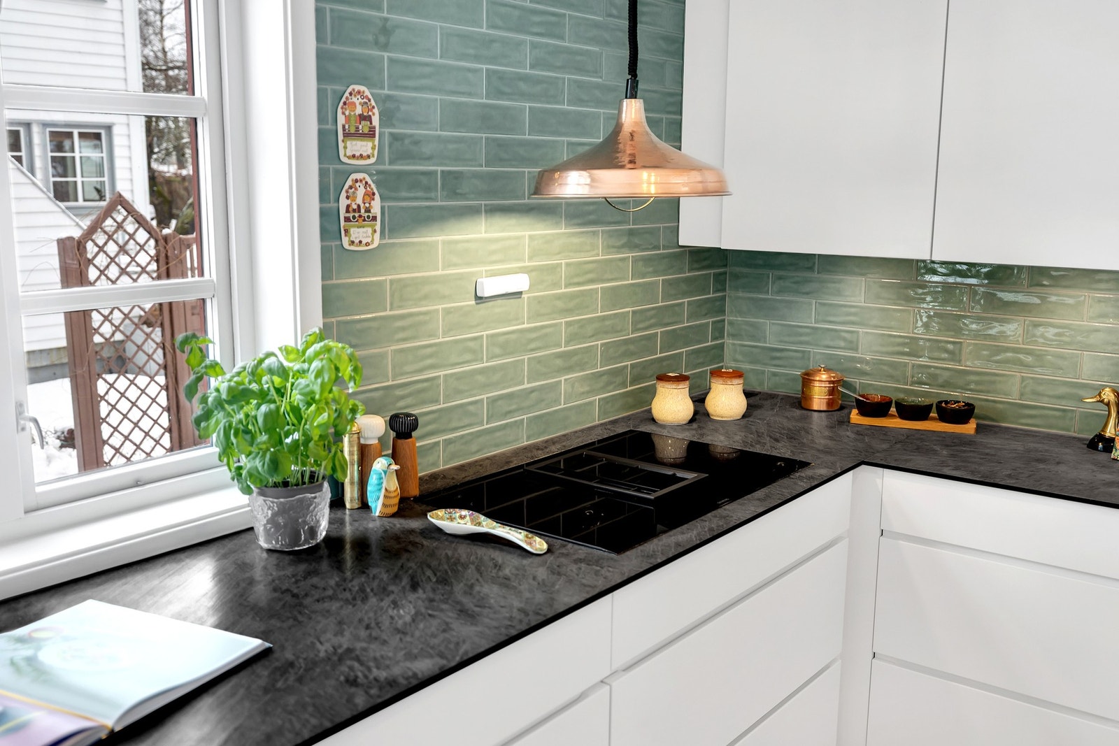 Stilrent design gir kjøkkenet et helhetlig og moderne uttrykk. Galleribilde