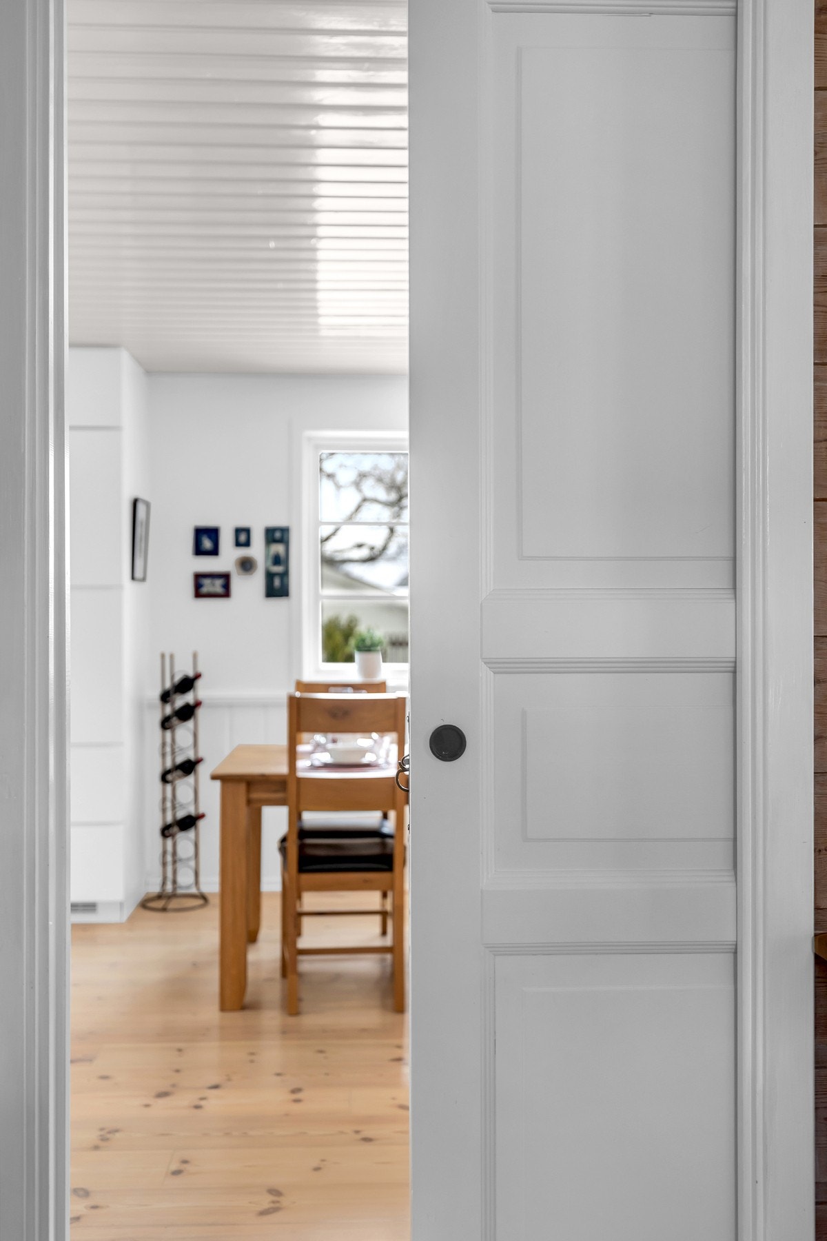 Adkomst til boligens kjøkken og spisestue. Galleribilde