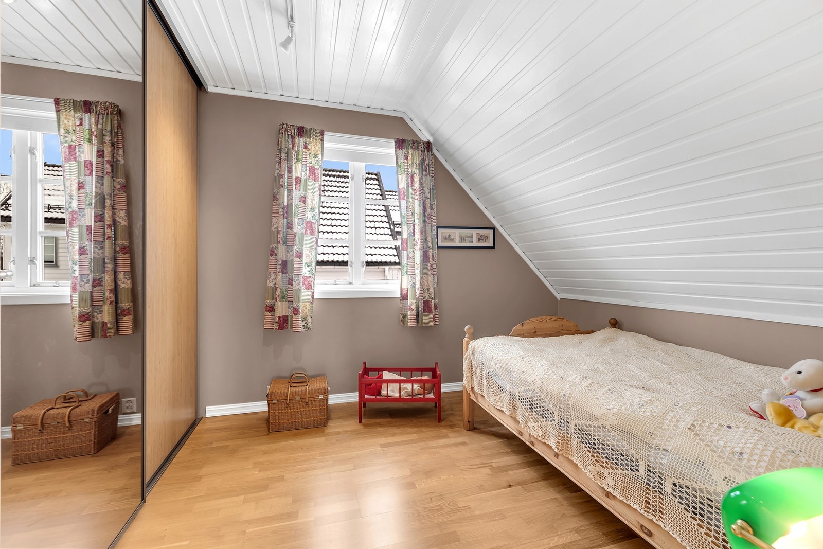 Lyst og trivelig rom, som passer perfekt som barnerom, gjesterom eller kontor. Galleribilde