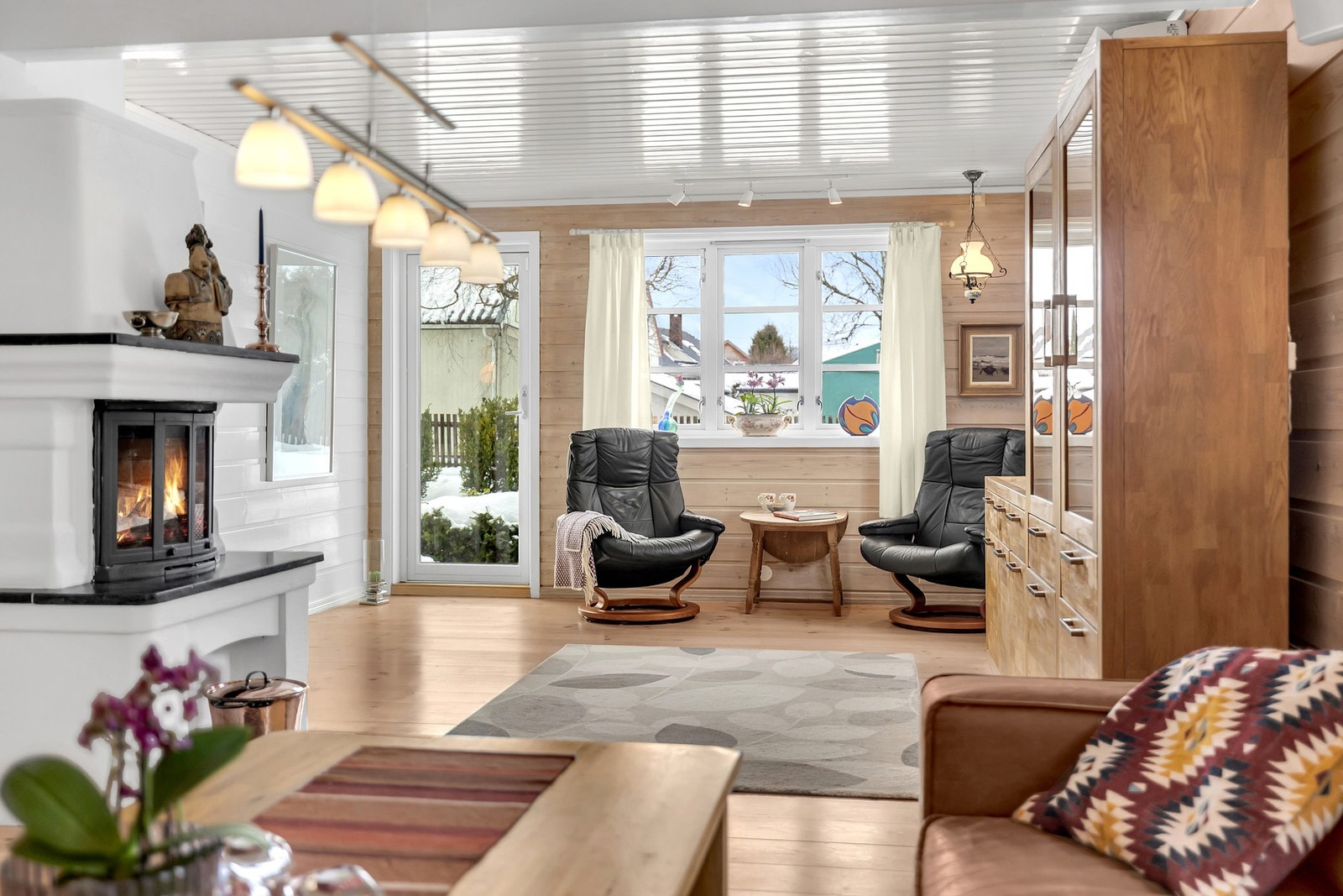 Fra stuen er det direkte utgang til boligens hage og stor markterrasse med skiferplatting på ca. 52 kvm. Galleribilde