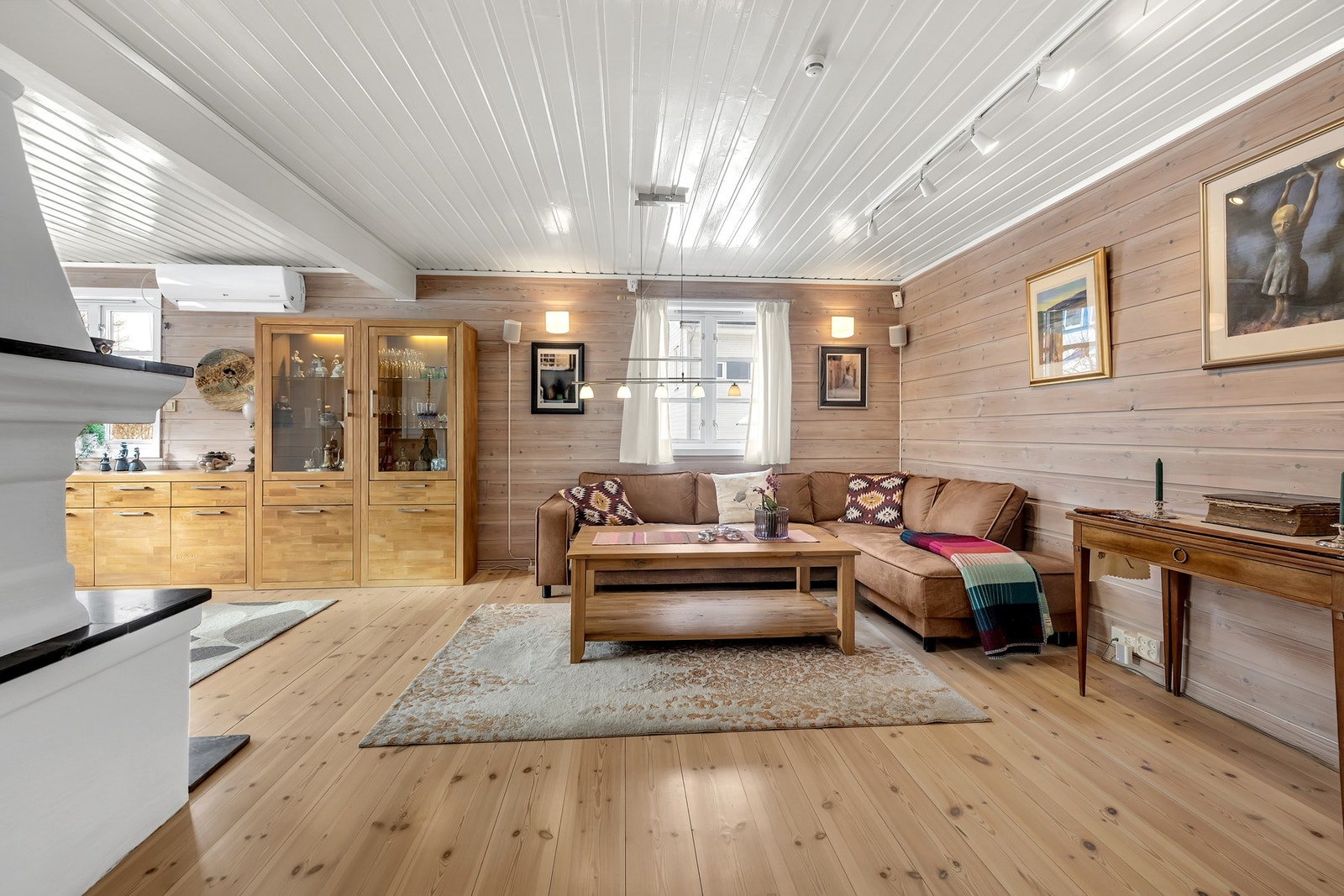 Her er det god plass til å skape ulike soner. Lekkert furugulv fra Siljan. Galleribilde