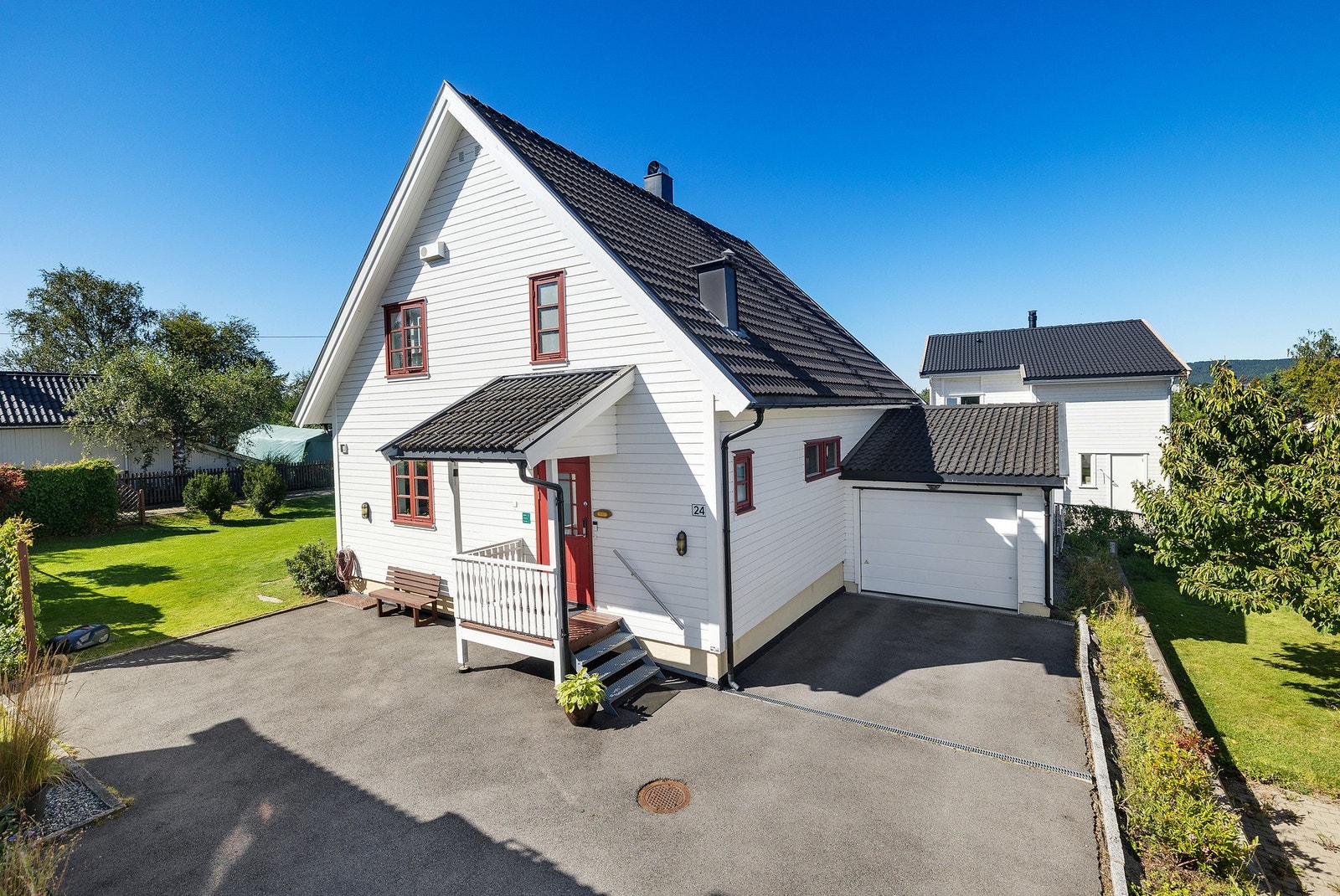 Boligen har garasje med tilhørende oppstillingsplass. Galleribilde