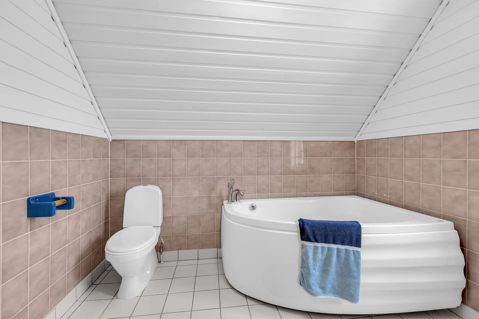 Stort bad med gode oppbevaringsmuligheter og plass til både dusj og badekar. Galleribilde