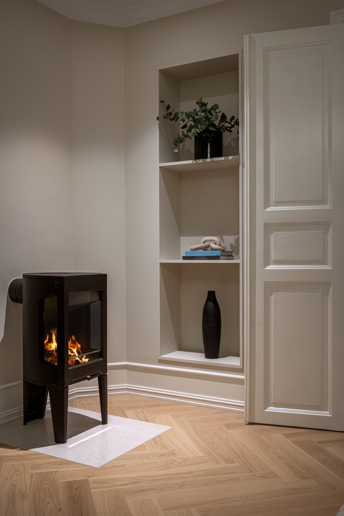 Eksklusiv plate foran peisen i komposittstein. Sømløs overgang fra stein til parkett. Galleribilde