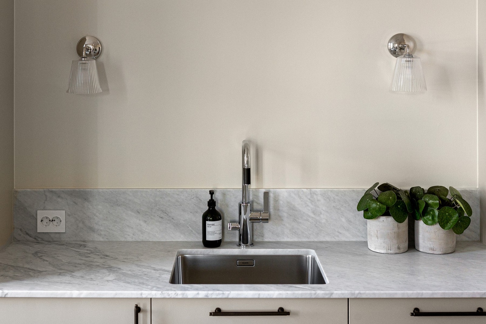 Backsplash benkeplate med innfelte stikkontakter. Underlimt oppvaskkum. Blandebatteri fra kvalitetsleverandøren Tapwell med uttrekkbar tut. Galleribilde