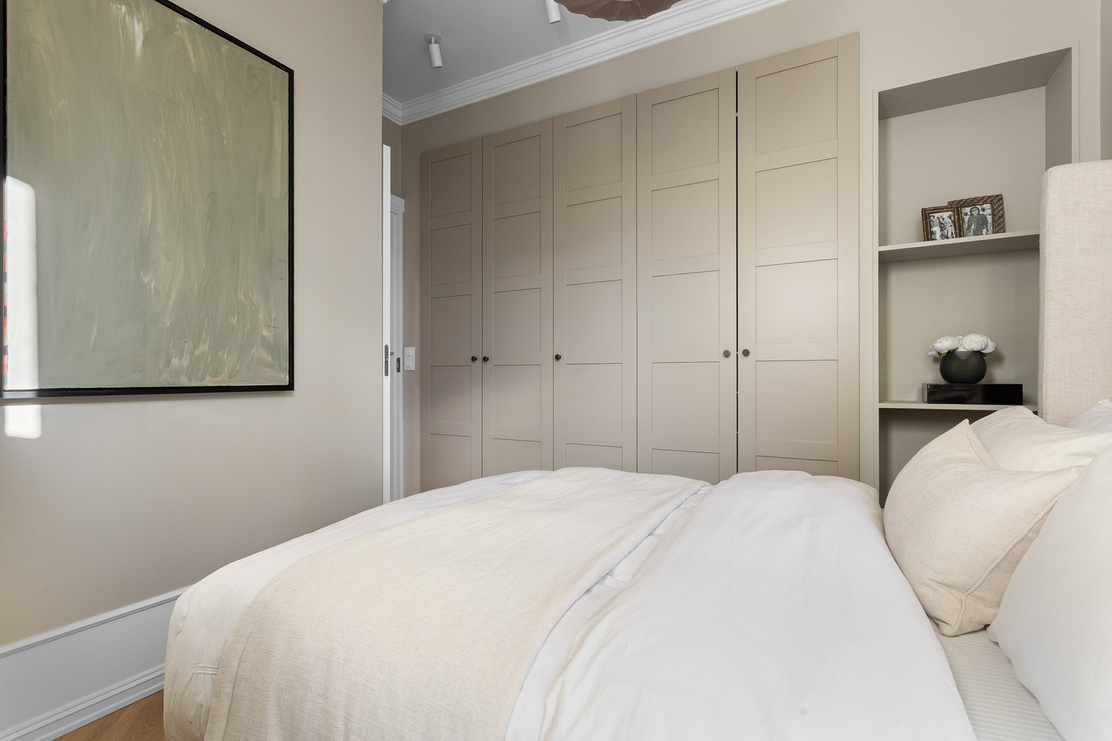 Det er nydelig stukkatur og rosett på soverommene også. Plass til dobbeltseng. Galleribilde