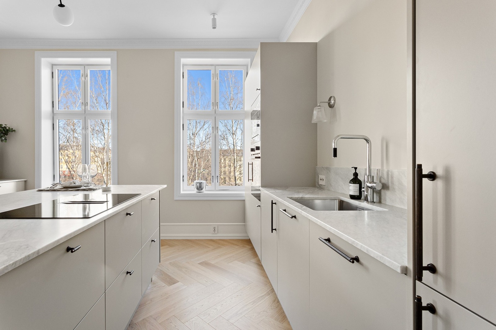 Stilren og påkostet platetopp med integrert ventilator i kjøkkenøy. Galleribilde