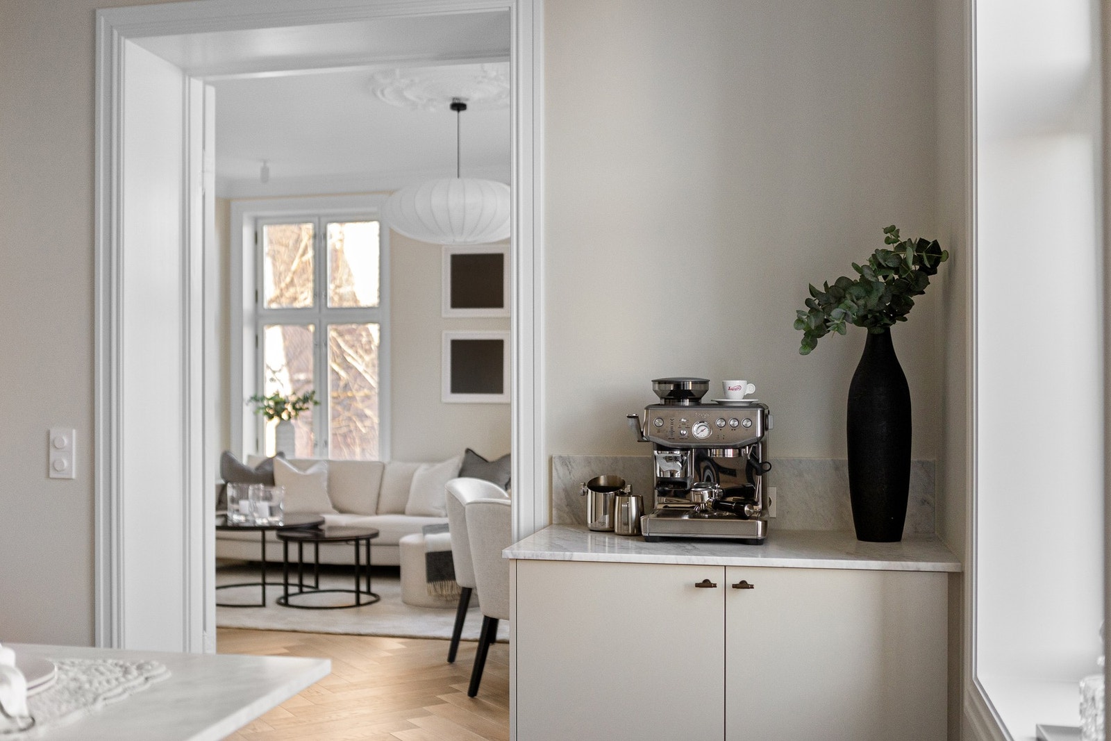 Tilpasset kaffeseksjon på kjøkkenet. Smarthusteknologi med belysning som kan styres via app. Galleribilde