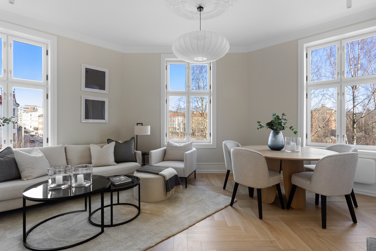 Leiligheten ligger høyt og fritt på hjørnet med fantastiske lysforhold! Galleribilde