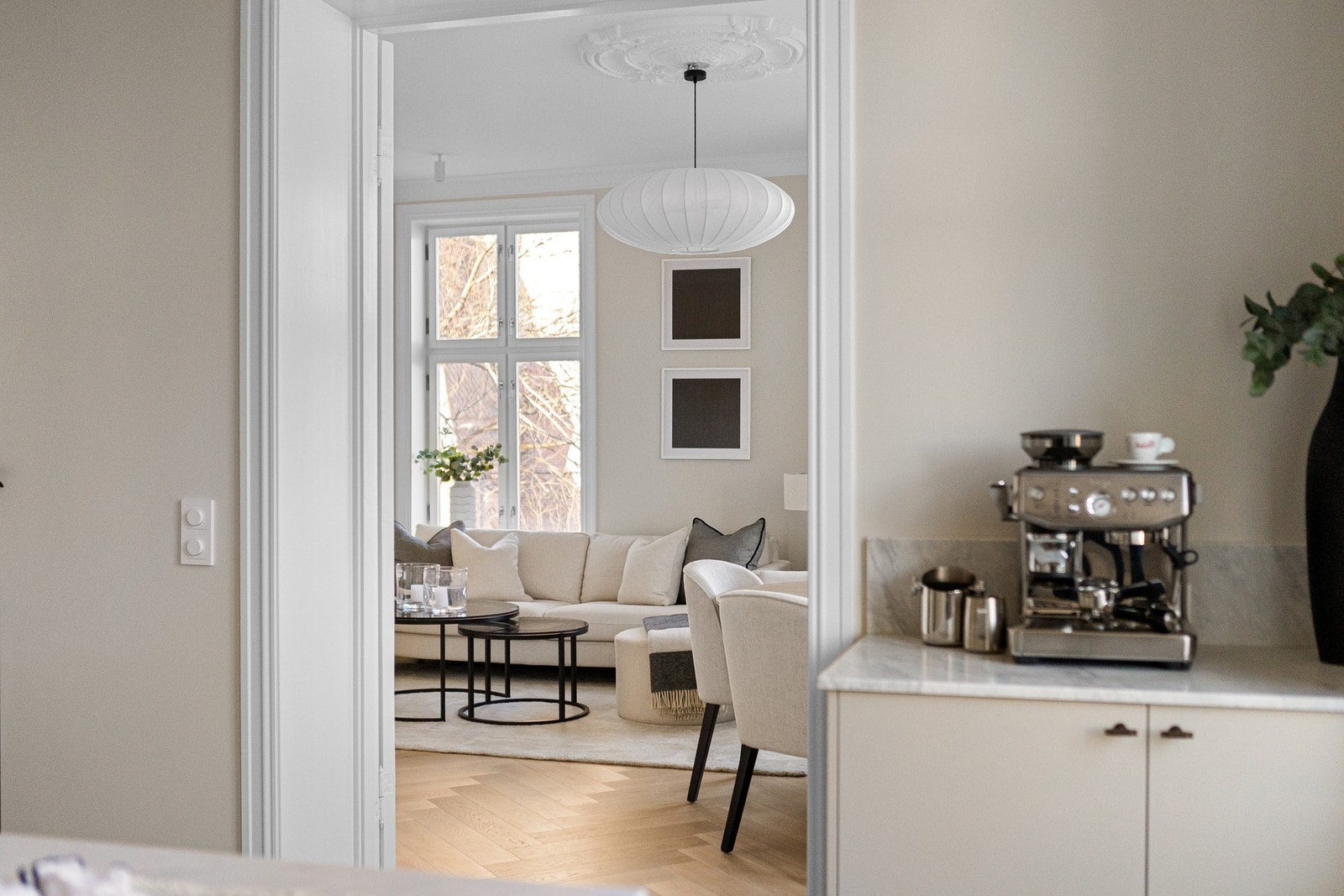 Bygårdens beste internbeliggenhet; høyt og fritt og med nydelig parkutsyn. Galleribilde